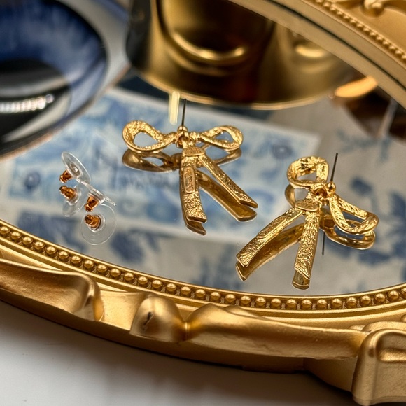 🆕 OSCAR DE LA RENTA 🧿 NWOT Runway Gold Bow Earrings - Picture 12 of 15